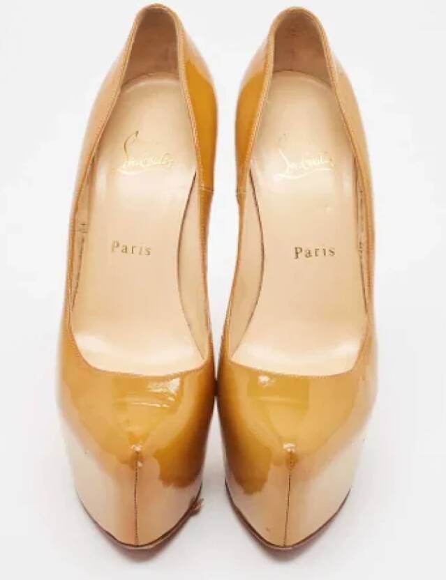 Christian Louboutin Pre-owned Leather heels Beige Dames