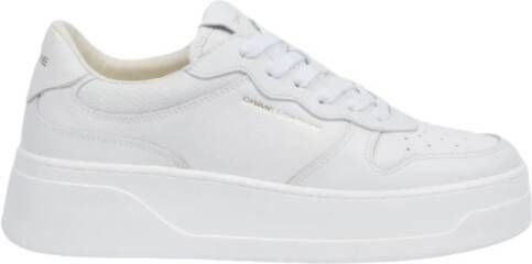 Crime London Witte Gehamerde Leren Sneakers met Gouden Merk Schrijven en Geperforeerde Kraag White Dames