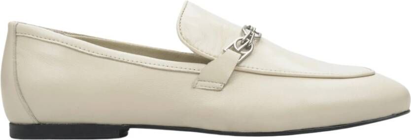 Estro Dames Licht Beige Leren Penny Loafers met een Zilveren Ketting Er00114386 Beige Dames