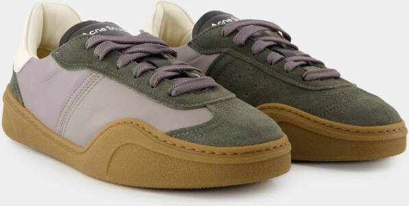 Acne Studios Grijze leren sneakers met gelamineerde details Gray Heren