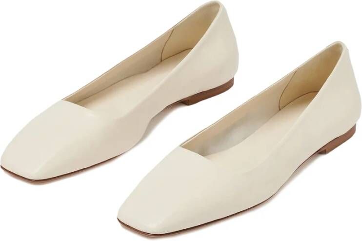 aeyde Klassieke Ballerina Pomp in Creamy Beige Dames