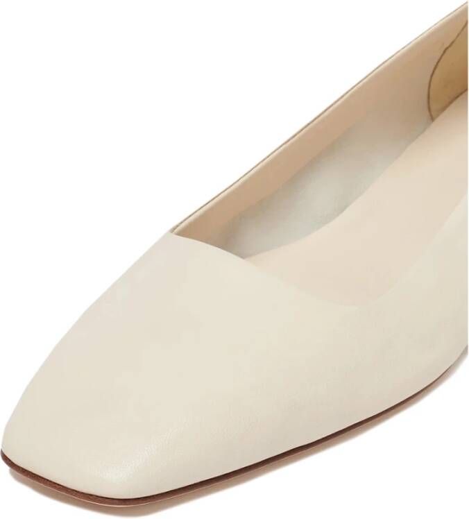 aeyde Klassieke Ballerina Pomp in Creamy Beige Dames