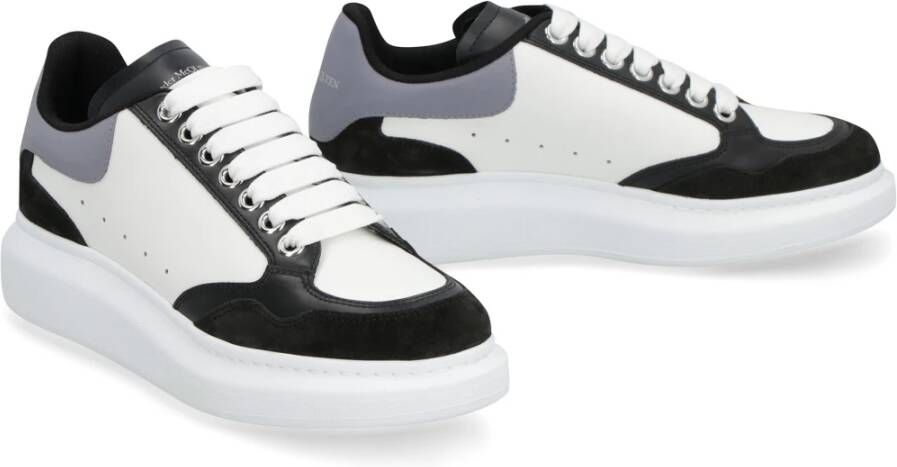 alexander mcqueen Chunky Sole Leren Sneakers met Suède Inzetstukken Black Dames