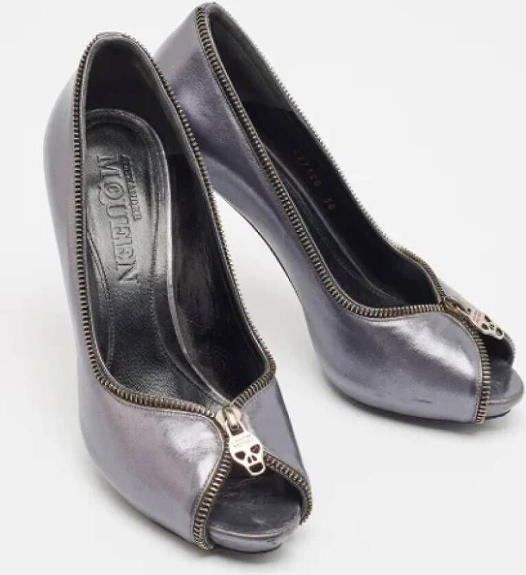 Alexander McQueen Pre-owned Leather heels Gray Dames