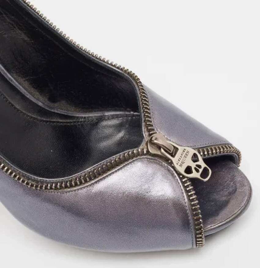 Alexander McQueen Pre-owned Leather heels Gray Dames