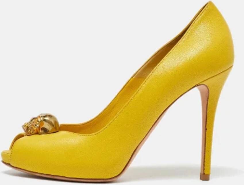 Alexander McQueen Pre-owned Leather heels Yellow Dames