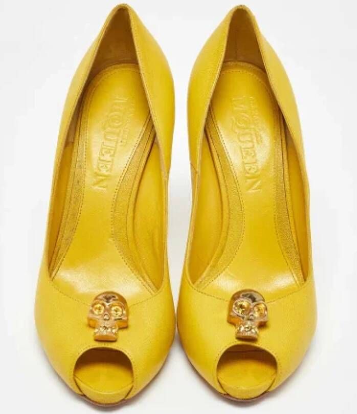 Alexander McQueen Pre-owned Leather heels Yellow Dames