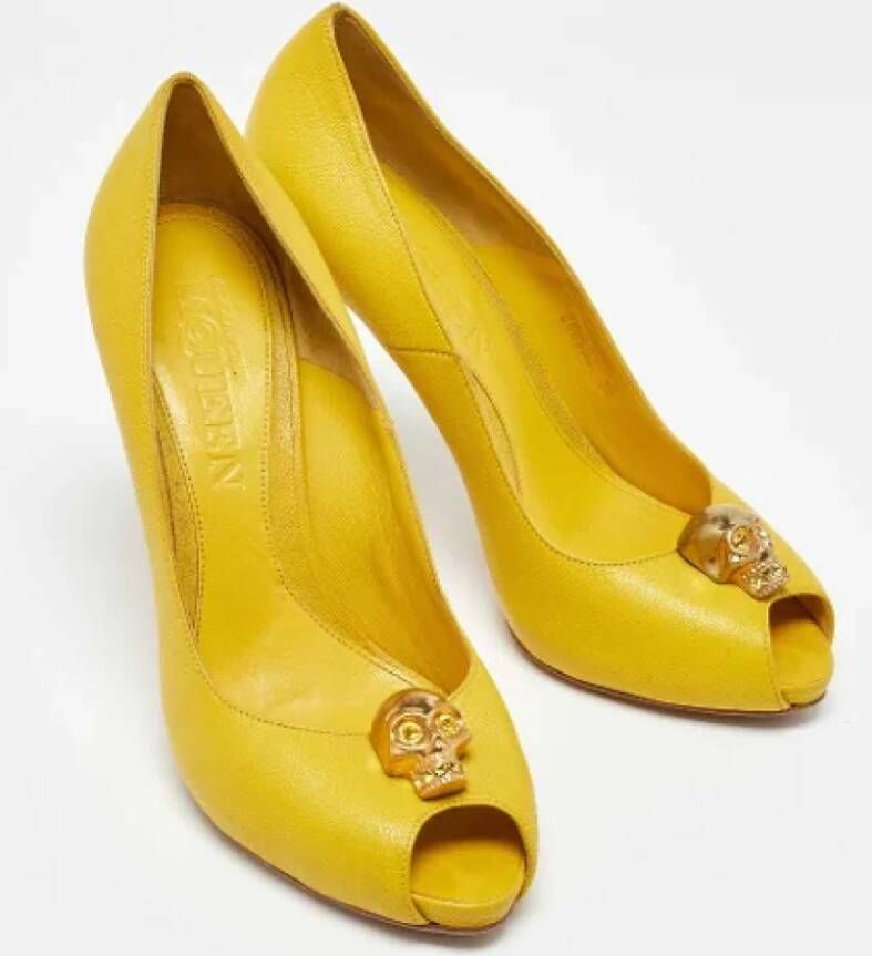 Alexander McQueen Pre-owned Leather heels Yellow Dames