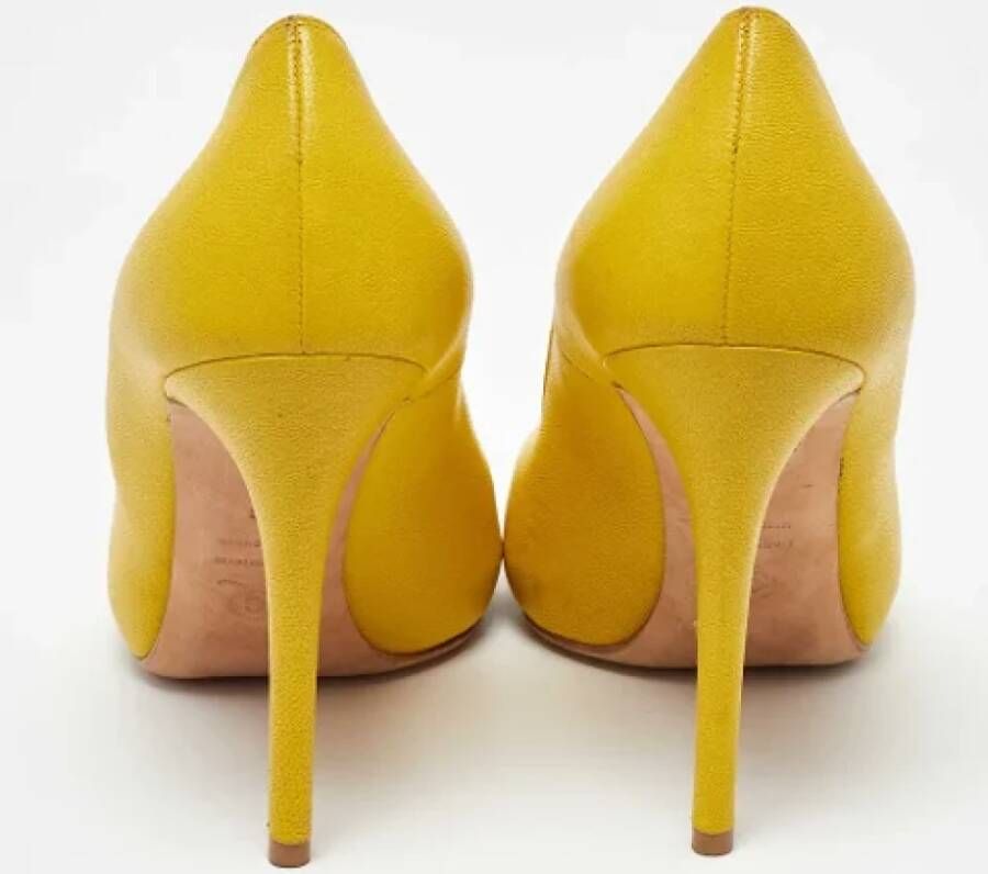 Alexander McQueen Pre-owned Leather heels Yellow Dames