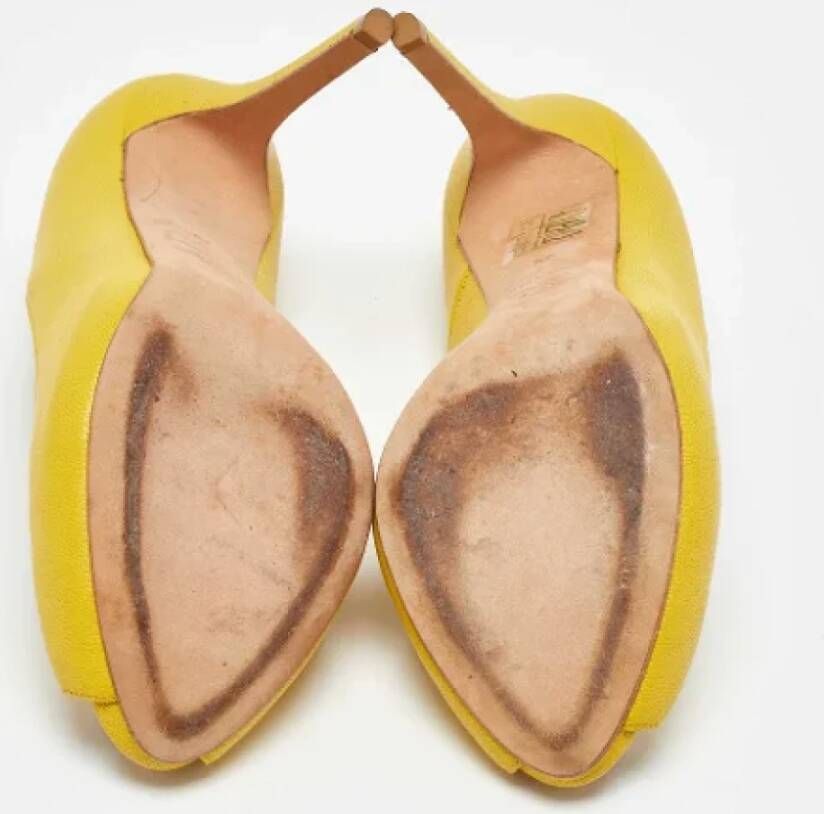 Alexander McQueen Pre-owned Leather heels Yellow Dames