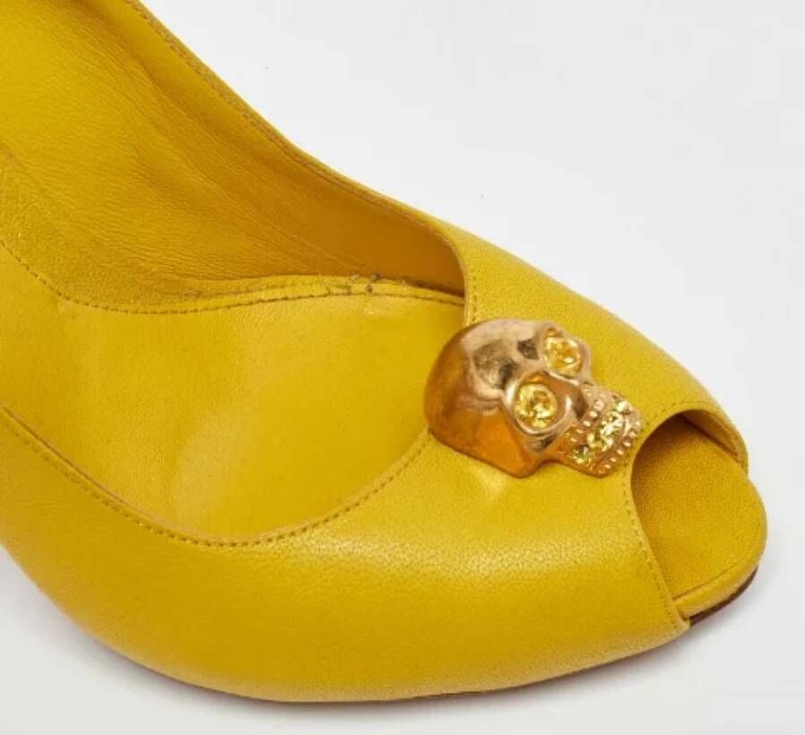 Alexander McQueen Pre-owned Leather heels Yellow Dames