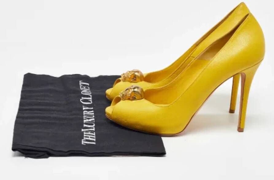 Alexander McQueen Pre-owned Leather heels Yellow Dames