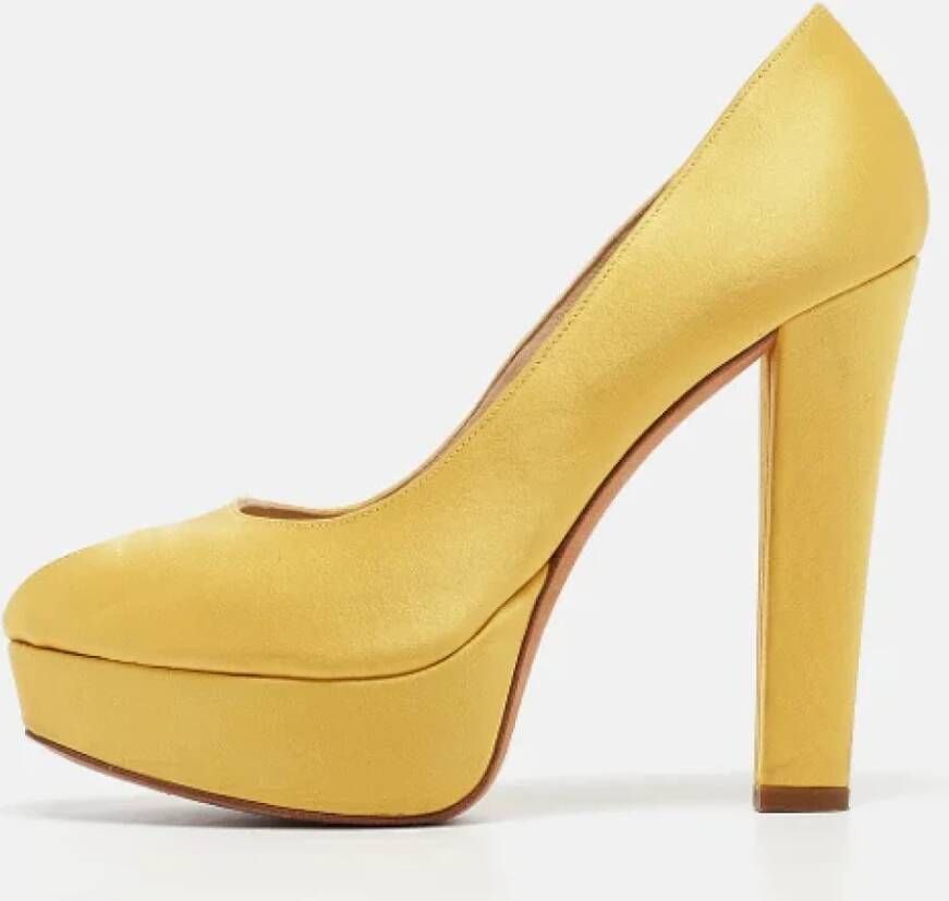 Alexander McQueen Pre-owned Satin heels Yellow Dames