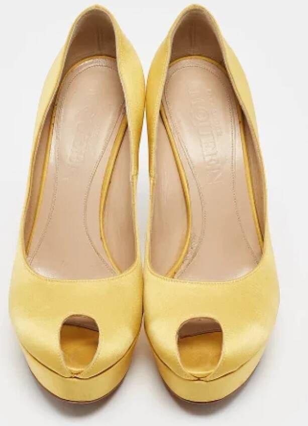 Alexander McQueen Pre-owned Satin heels Yellow Dames