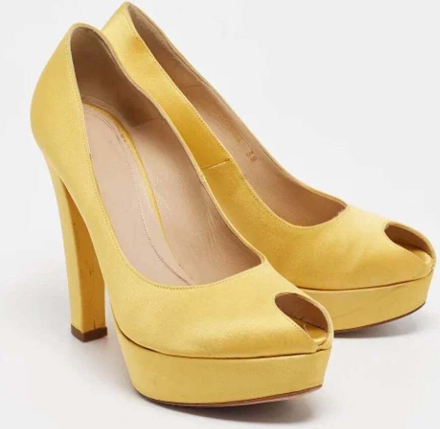 Alexander McQueen Pre-owned Satin heels Yellow Dames