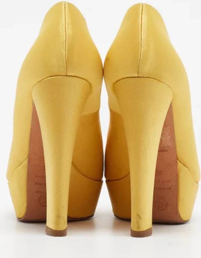 Alexander McQueen Pre-owned Satin heels Yellow Dames