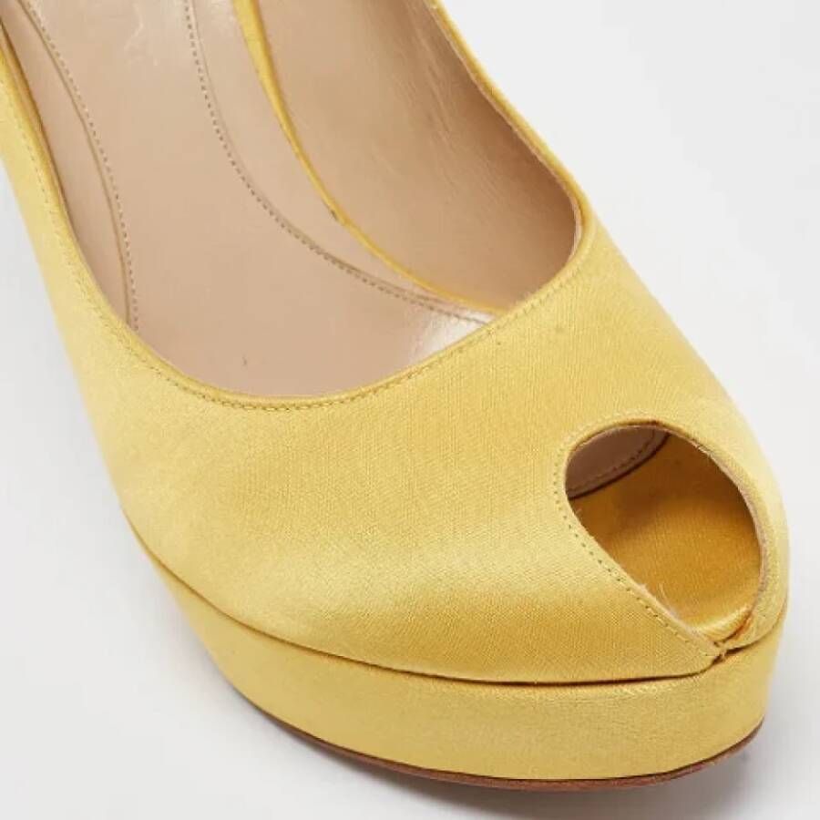 Alexander McQueen Pre-owned Satin heels Yellow Dames