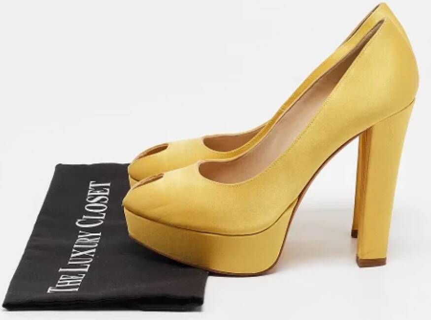 Alexander McQueen Pre-owned Satin heels Yellow Dames