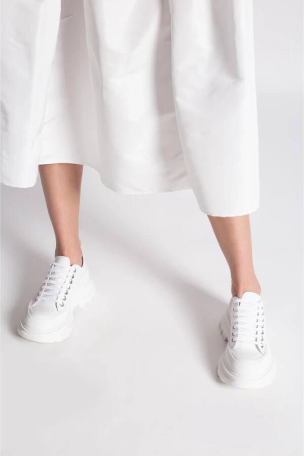 alexander mcqueen Witte sneakers met reliëflogo Wit Dames