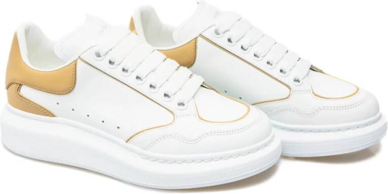 alexander mcqueen Witte Kameel Oversized Sneakers Logo Rubberen zool White Dames