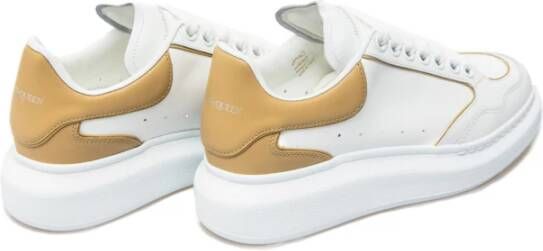 alexander mcqueen Witte Kameel Oversized Sneakers Logo Rubberen zool White Dames