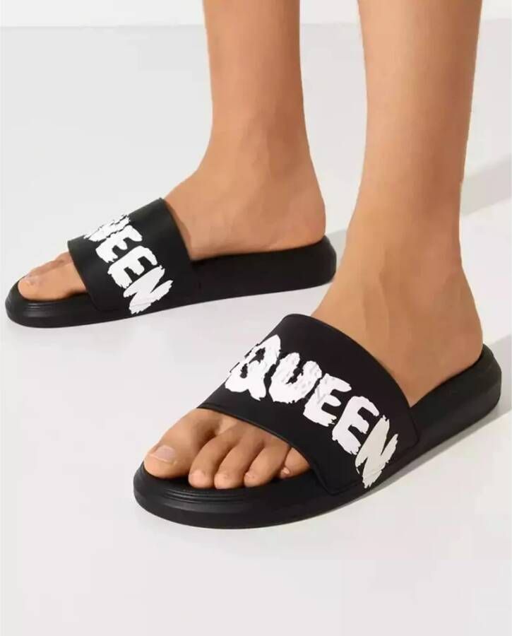 alexander mcqueen Zwarte Logo Slippers voor Zwembad en Strand Black Heren