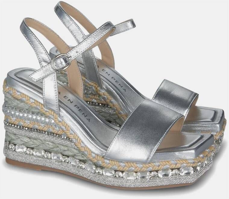 Alma en Pena Sandaal met sleehak en strass details Gray Dames