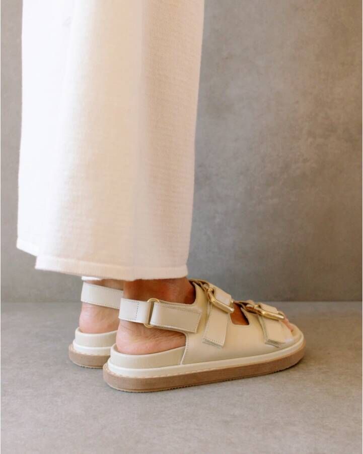 ALOHAS Platte sandalen Beige Dames