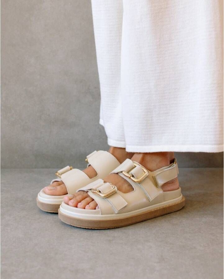 ALOHAS Platte sandalen Beige Dames