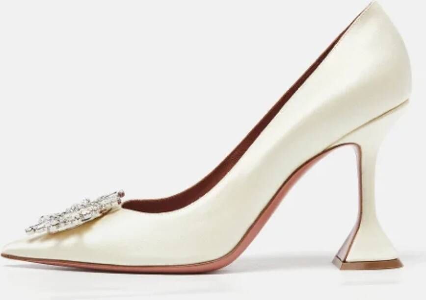 Amina Muaddi Pre-owned Satin heels White Dames