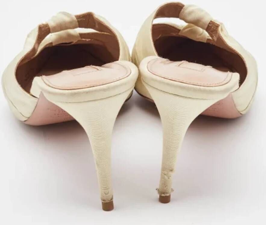 Aquazzura Pre-owned Fabric mules Beige Dames