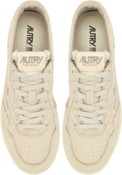 Autry Ivoor Katoenen Sneakers met Handgemaakte Gewassen Afwerking Beige Dames