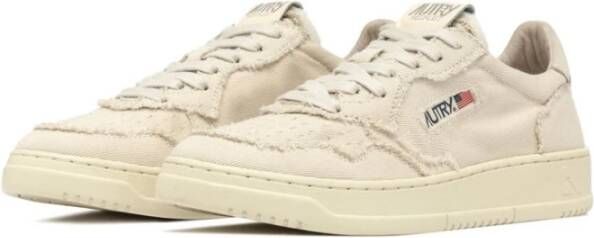 Autry Ivoor Katoenen Sneakers met Handgemaakte Gewassen Afwerking Beige Dames