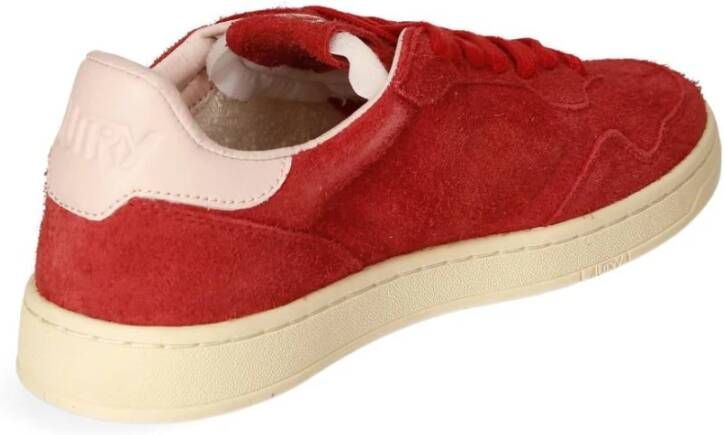 Autry Lage Platte Suède Sneaker met Contrasterende Hiel Red Dames