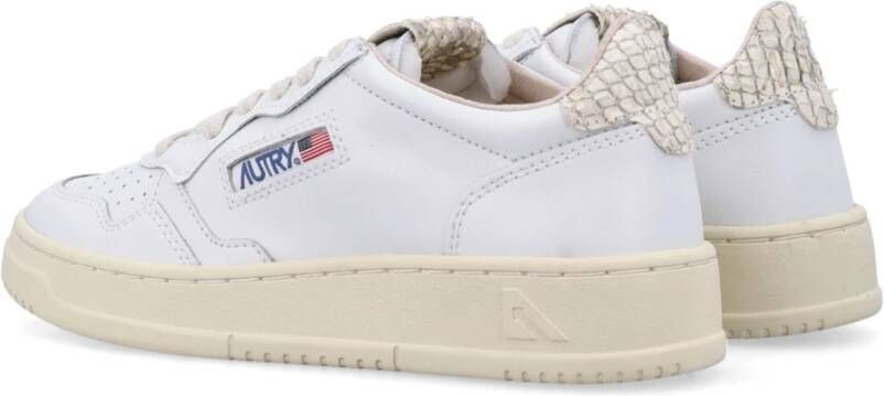 Autry Slangenhuid Sneakers met Multi-Layer Inzetstukken White Dames