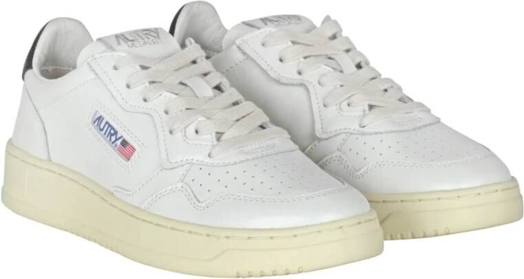 Autry Stijlvolle Sneakers voor Buitensportavonturen White Dames