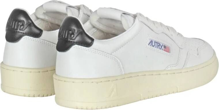 Autry Stijlvolle Sneakers voor Buitensportavonturen White Dames