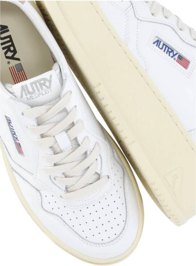 Autry Witte Leren Sneakers met Geperforeerde Details White Dames