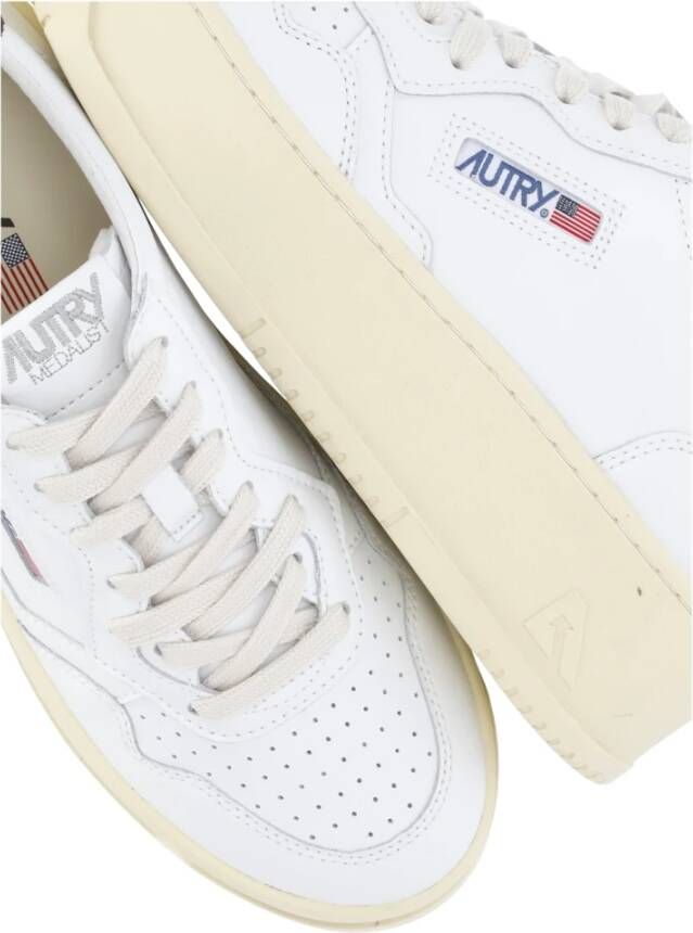 Autry Witte Leren Sneakers met Geperforeerde Details White Dames