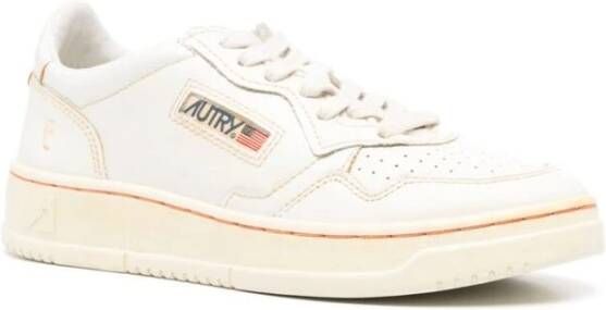 Autry Witte Sneakers van Distressed Leer Logo Ontwerp White Dames