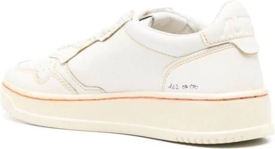 Autry Witte Sneakers van Distressed Leer Logo Ontwerp White Dames