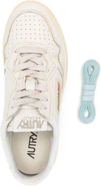 Autry Witte Sneakers van Distressed Leer Logo Ontwerp White Dames