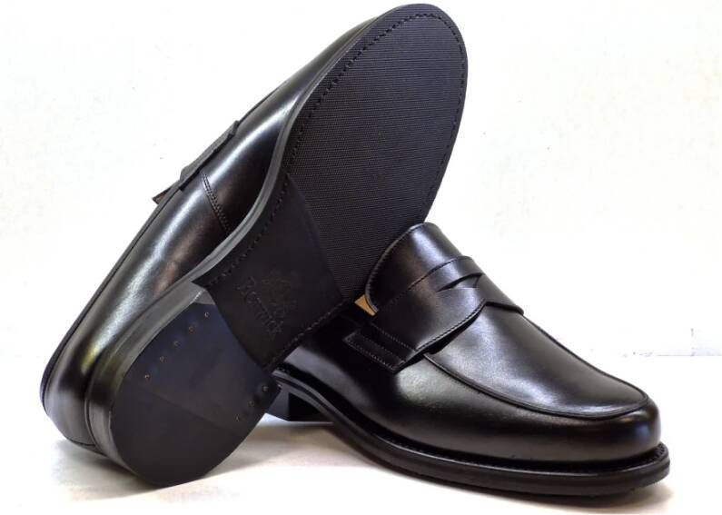 Berwick Klassieke Zwarte Mocassin met Leren Details Black Heren