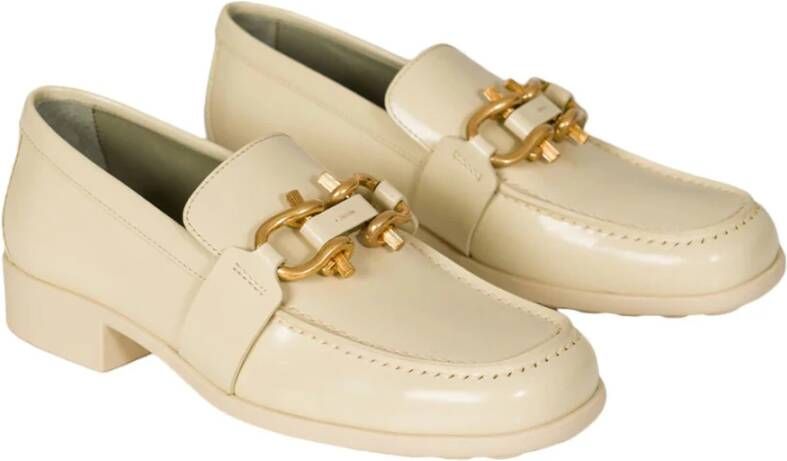 Bottega Veneta Leren Loafers met Goudkleurige Hardware Beige Dames