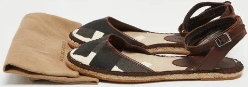 Burberry Vintage Pre-owned Canvas flats Brown Dames