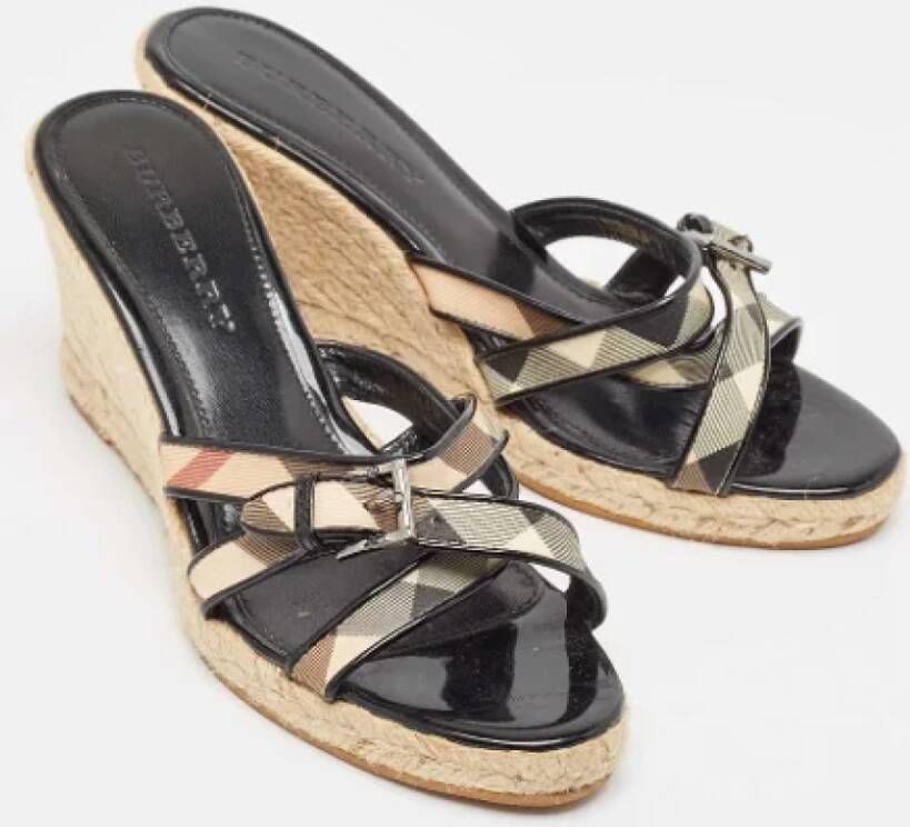 Burberry Vintage Pre-owned Canvas sandals Beige Dames