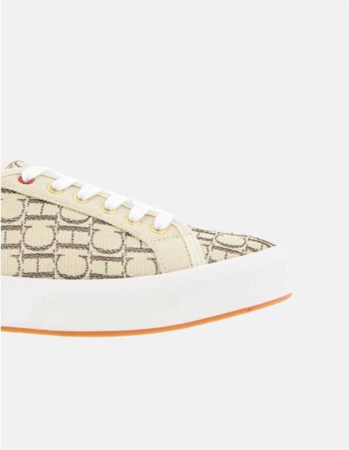 Carolina Herrera Beige Canvas Sneakers met CH Sole Beige Dames