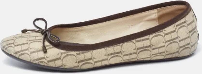 Carolina Herrera Pre-owned Canvas flats Beige Dames