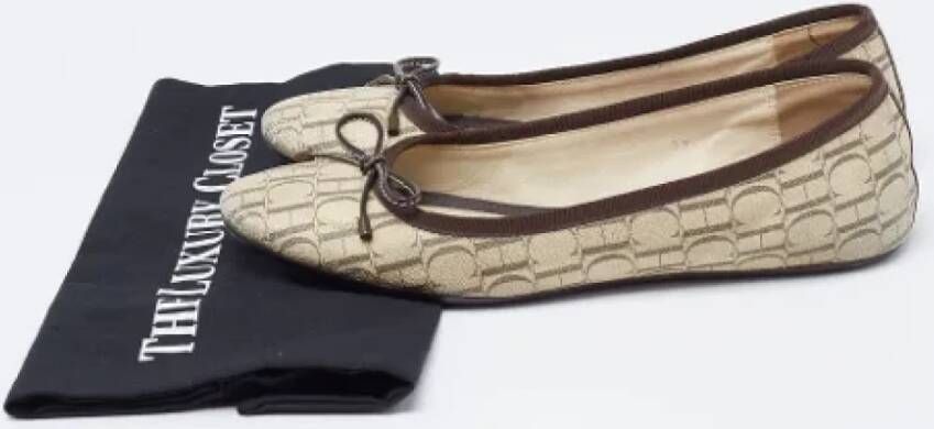 Carolina Herrera Pre-owned Canvas flats Beige Dames