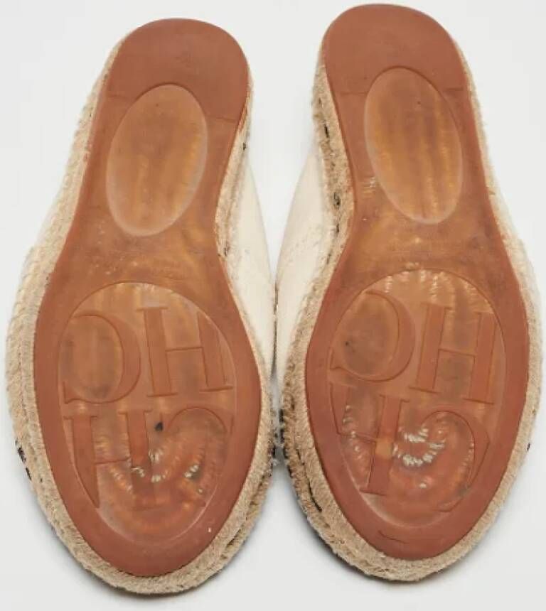 Carolina Herrera Pre-owned Canvas flats Beige Dames